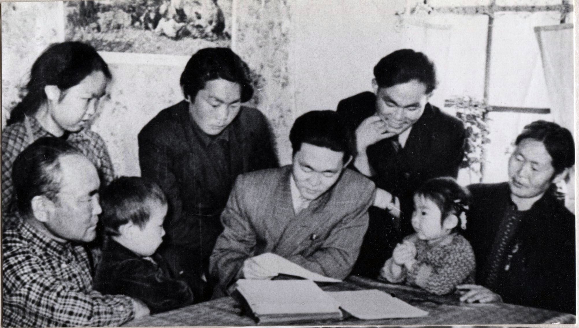 Г. Ходжер с отцом, матерью, братьями и сестрами. Сахалин. 1956 г.